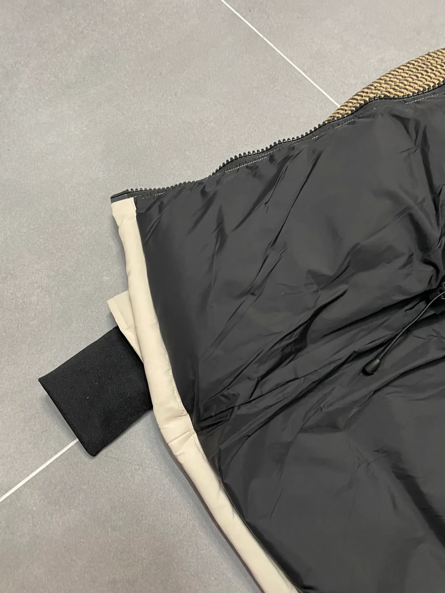 P880 off-white Canadian CANADA GOOES 04 model/women's model. The Arctic and Antarctic scientific expedition teams and others choose Canada Goose as their cold-proof equipment, the Rolls-Royce of down jackets.  ➖ Industry-leading anti-counterfeiting chip sensing.  ➖ Imported Behringer embroidery machines and customized embroidery labels, the highest level and industry leading.  ➖ Imported Korean 21-count polyester-cotton blended original fabric, TC85 waterproof coated fabric, water-repellent, windproof and wear-resistant.  ➖ The new national standard 80 white duck down is filled with an average of 520 grams of down. The amount of down filled is industry-leading.  ➖ 100% nylon lining with double double-layer sealing design to prevent velvet running, and seamless thread design on the cuffs!  ➖ Western Canadian Green Wolf Collar.  ➖ Yoshida YKK provides original factory-customized electroplated sliders. YKK two-way lockable zippers are tight and smooth and do not peel off paint.  ➖ 3M composite Velcro is durable and the accessories and hardware are all custom-made. Only for the purest goose, the most dedicated, the most professional, the highest quality, the highest cost performance!    SIZE:XS-XXL